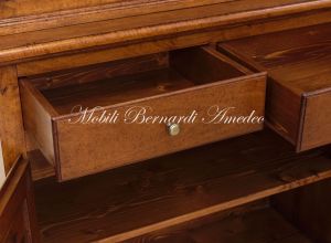 Credenza con alzata stile classico in legno massello di noce con gambe a cipolla e 2 ante a vetro